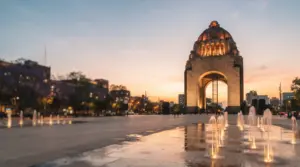 Monumento a la Revolución al atardecer con las fuentes de la Plaza de la República